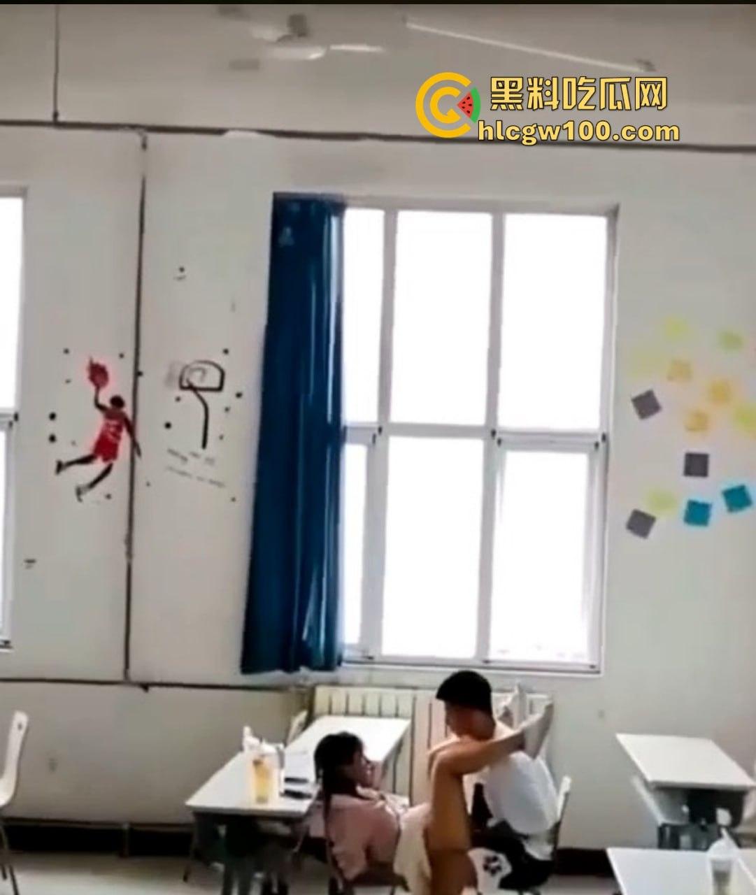 教室里的DO爱曝光震撼来袭!课桌变大床黑板变背景姿势花样百出,年轻人玩的就是课桌上的快感,谁还要大床房? 第2张 教室里的DO爱曝光震撼来袭!课桌变大床黑板变背景姿势花样百出,年轻人玩的就是课桌上的快感,谁还要大床房? 第2张