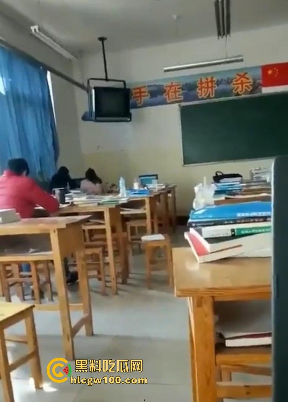 教室里的DO爱曝光震撼来袭!课桌变大床黑板变背景姿势花样百出,年轻人玩的就是课桌上的快感,谁还要大床房? 第9张 教室里的DO爱曝光震撼来袭!课桌变大床黑板变背景姿势花样百出,年轻人玩的就是课桌上的快感,谁还要大床房? 第9张