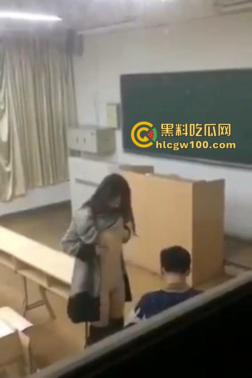 教室里的DO爱曝光震撼来袭!课桌变大床黑板变背景姿势花样百出,年轻人玩的就是课桌上的快感,谁还要大床房? 第11张 教室里的DO爱曝光震撼来袭!课桌变大床黑板变背景姿势花样百出,年轻人玩的就是课桌上的快感,谁还要大床房? 第11张