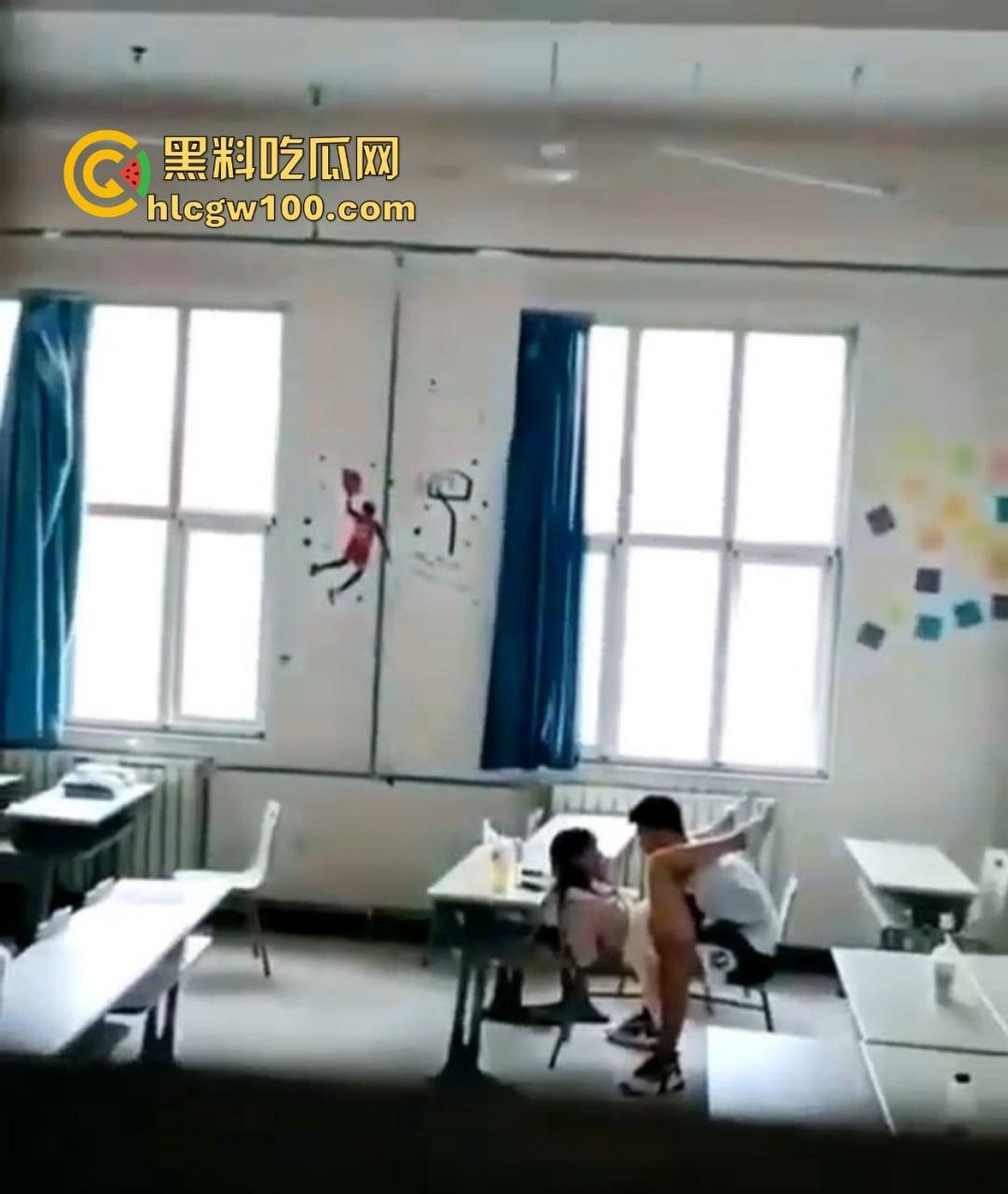 教室里的DO爱曝光震撼来袭!课桌变大床黑板变背景姿势花样百出,年轻人玩的就是课桌上的快感,谁还要大床房? 第14张 教室里的DO爱曝光震撼来袭!课桌变大床黑板变背景姿势花样百出,年轻人玩的就是课桌上的快感,谁还要大床房? 第14张