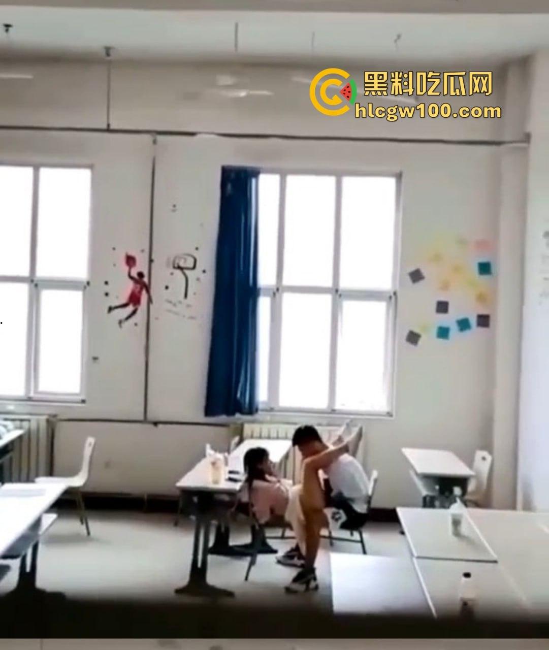 教室里的DO爱曝光震撼来袭!课桌变大床黑板变背景姿势花样百出,年轻人玩的就是课桌上的快感,谁还要大床房? 第15张 教室里的DO爱曝光震撼来袭!课桌变大床黑板变背景姿势花样百出,年轻人玩的就是课桌上的快感,谁还要大床房? 第15张