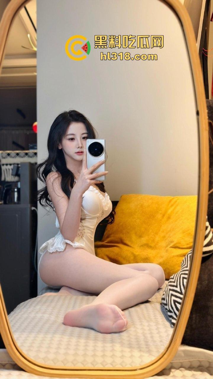 深夜人妻性爱缠绵后全裸做饭，全身赤裸全程低头忙活，被好邻居全程偷拍，巨乳大奶格外引人注目！  第1张