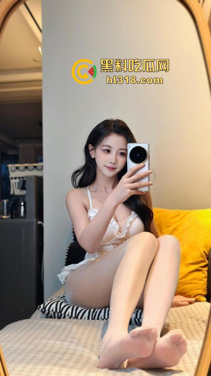 深夜人妻性爱缠绵后全裸做饭，全身赤裸全程低头忙活，被好邻居全程偷拍，巨乳大奶格外引人注目！  第2张