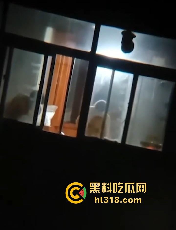 深夜人妻性爱缠绵后全裸做饭，全身赤裸全程低头忙活，被好邻居全程偷拍，巨乳大奶格外引人注目！  第4张