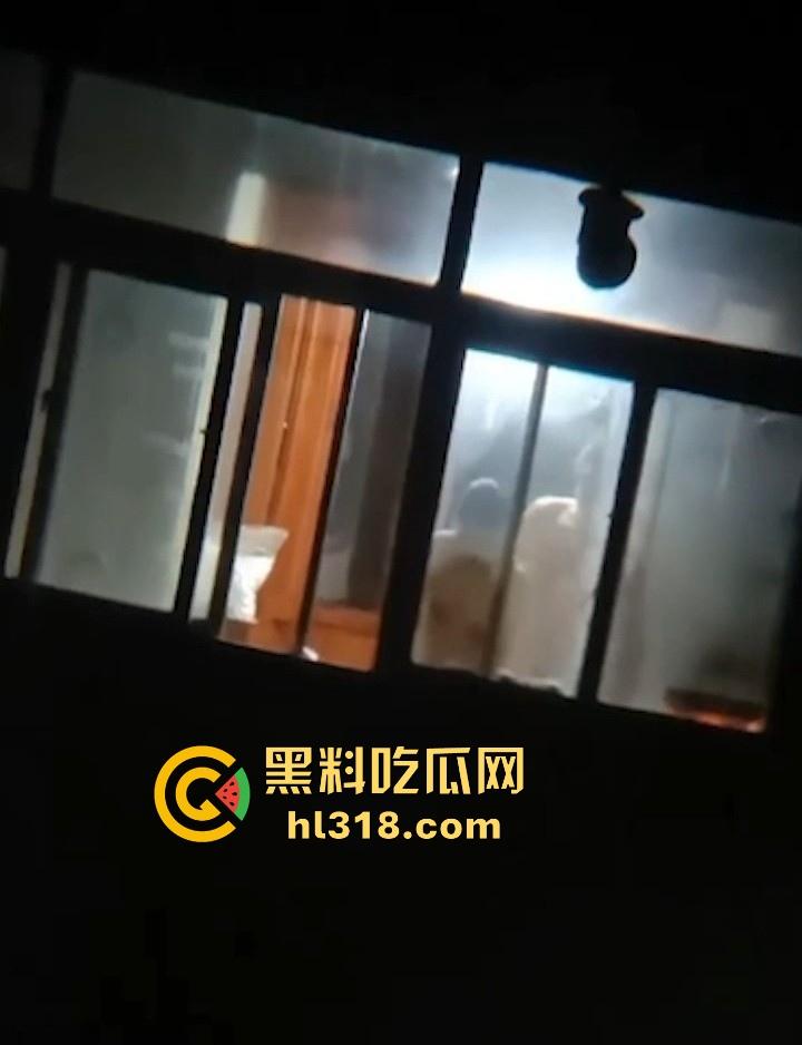 深夜人妻性爱缠绵后全裸做饭，全身赤裸全程低头忙活，被好邻居全程偷拍，巨乳大奶格外引人注目！  第5张