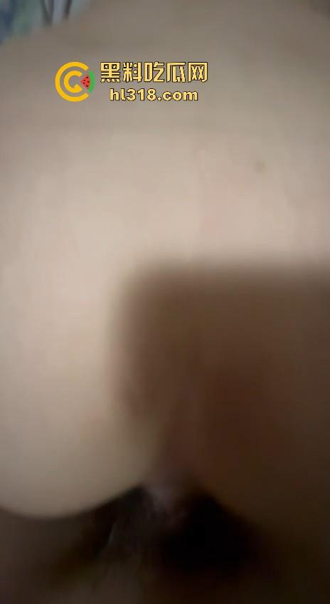 深夜人妻性爱缠绵后全裸做饭，全身赤裸全程低头忙活，被好邻居全程偷拍，巨乳大奶格外引人注目！  第8张