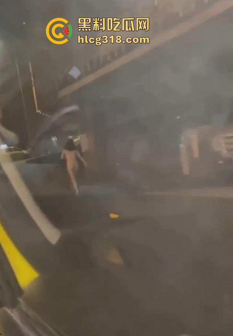 这又是谁定制的户外?郑州市区二七广场惊现裸奔女 微胖巨乳大美女晚上裸奔 这骚母狗还知道捂脸! 第4张 这又是谁定制的户外?郑州市区二七广场惊现裸奔女 微胖巨乳大美女晚上裸奔 这骚母狗还知道捂脸! 第4张