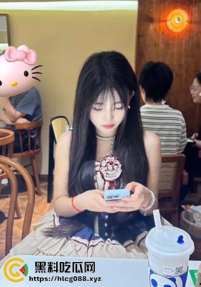 抖音30万粉纯情萝莉【小甜甜】福利视频泄密,嫩逼喷水惊呆舔狗,女菩萨还是骚母狗? 第11张 抖音30万粉纯情萝莉【小甜甜】福利视频泄密,嫩逼喷水惊呆舔狗,女菩萨还是骚母狗? 第11张