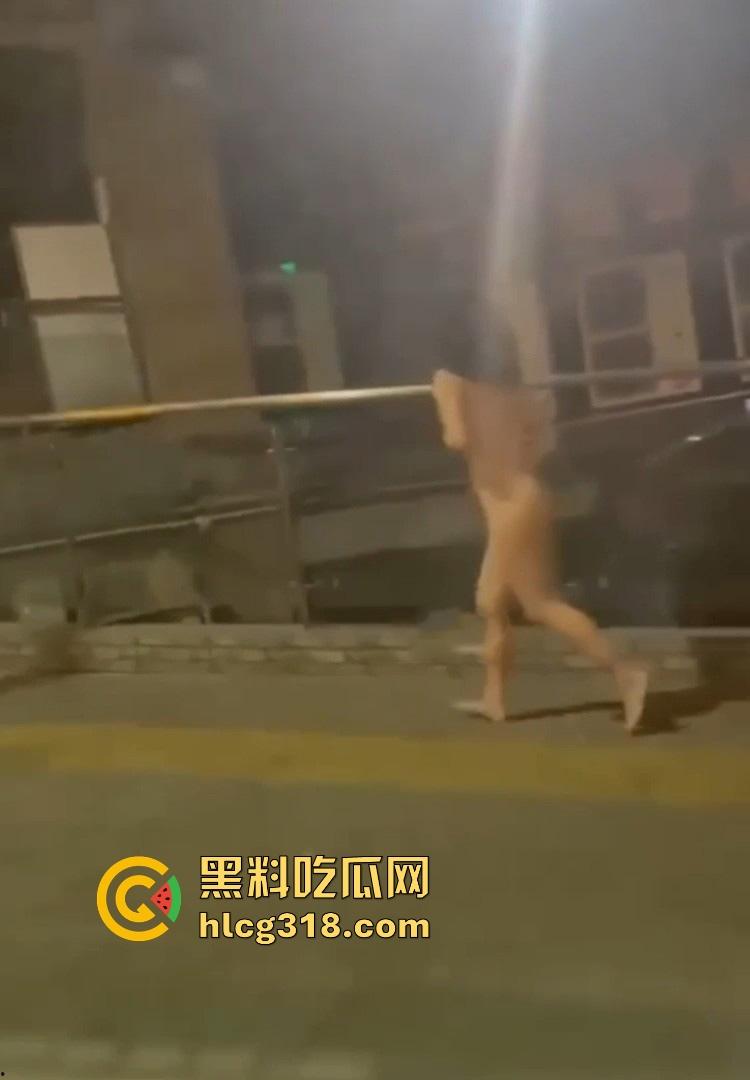 这又是谁定制的户外?郑州市区二七广场惊现裸奔女 微胖巨乳大美女晚上裸奔 这骚母狗还知道捂脸! 第7张 这又是谁定制的户外?郑州市区二七广场惊现裸奔女 微胖巨乳大美女晚上裸奔 这骚母狗还知道捂脸! 第7张