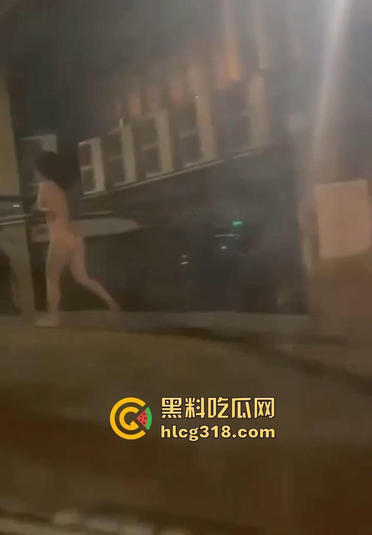 这又是谁定制的户外?郑州市区二七广场惊现裸奔女 微胖巨乳大美女晚上裸奔 这骚母狗还知道捂脸! 第8张 这又是谁定制的户外?郑州市区二七广场惊现裸奔女 微胖巨乳大美女晚上裸奔 这骚母狗还知道捂脸! 第8张