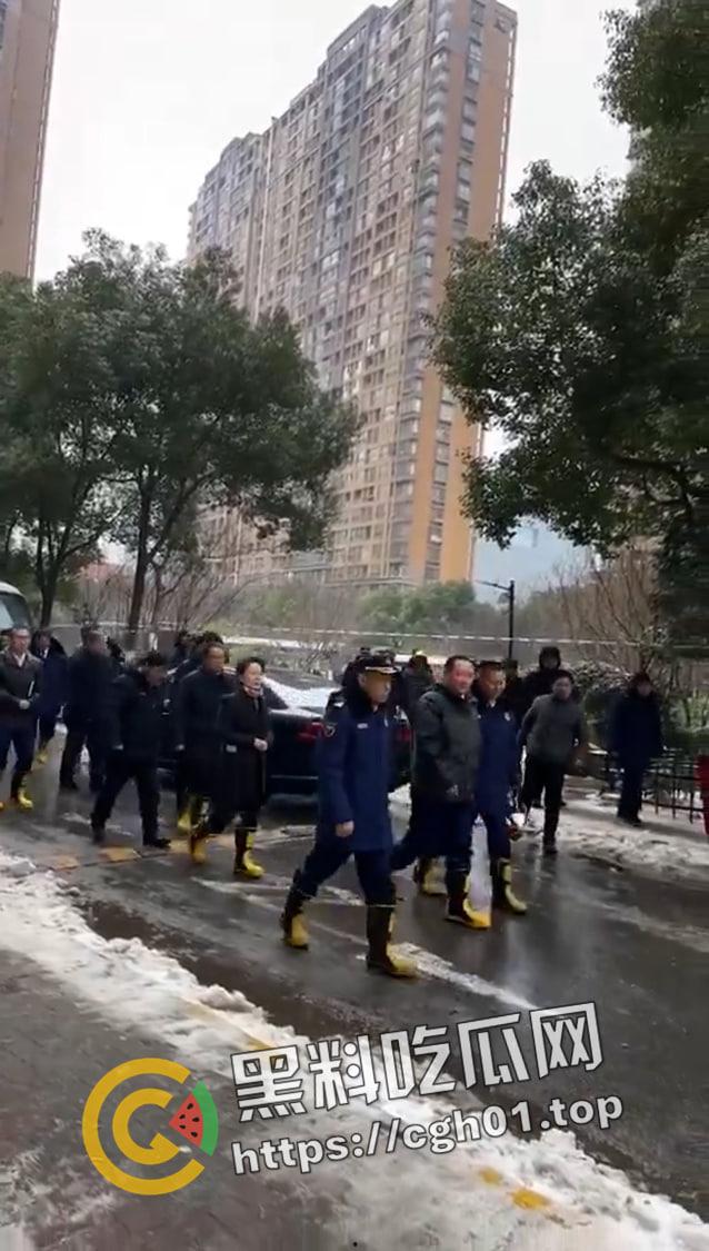 南京小区大火事件!领导视察灾后情况笑容满面离开 引起小区众愤 第2张 南京小区大火事件!领导视察灾后情况笑容满面离开 引起小区众愤 第2张