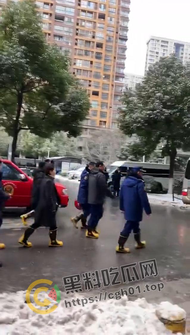 南京小区大火事件!领导视察灾后情况笑容满面离开 引起小区众愤 第3张 南京小区大火事件!领导视察灾后情况笑容满面离开 引起小区众愤 第3张