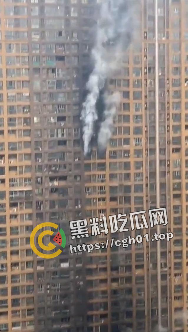 南京小区大火事件!领导视察灾后情况笑容满面离开 引起小区众愤 第7张 南京小区大火事件!领导视察灾后情况笑容满面离开 引起小区众愤 第7张