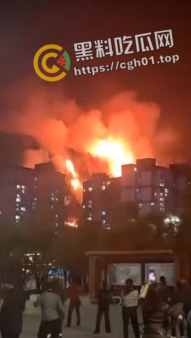 南京小区大火事件!领导视察灾后情况笑容满面离开 引起小区众愤 第8张 南京小区大火事件!领导视察灾后情况笑容满面离开 引起小区众愤 第8张