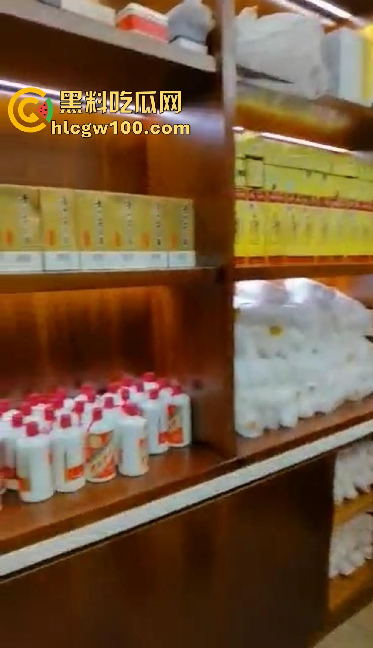 海南政协常委『张泰超』五妻生活奢华曝光,26岁小老婆豪宅震撼人心 一面墙的茅台20万马桶 大老婆还能怎么壕? 第12张 海南政协常委『张泰超』五妻生活奢华曝光,26岁小老婆豪宅震撼人心 一面墙的茅台20万马桶 大老婆还能怎么壕? 第12张