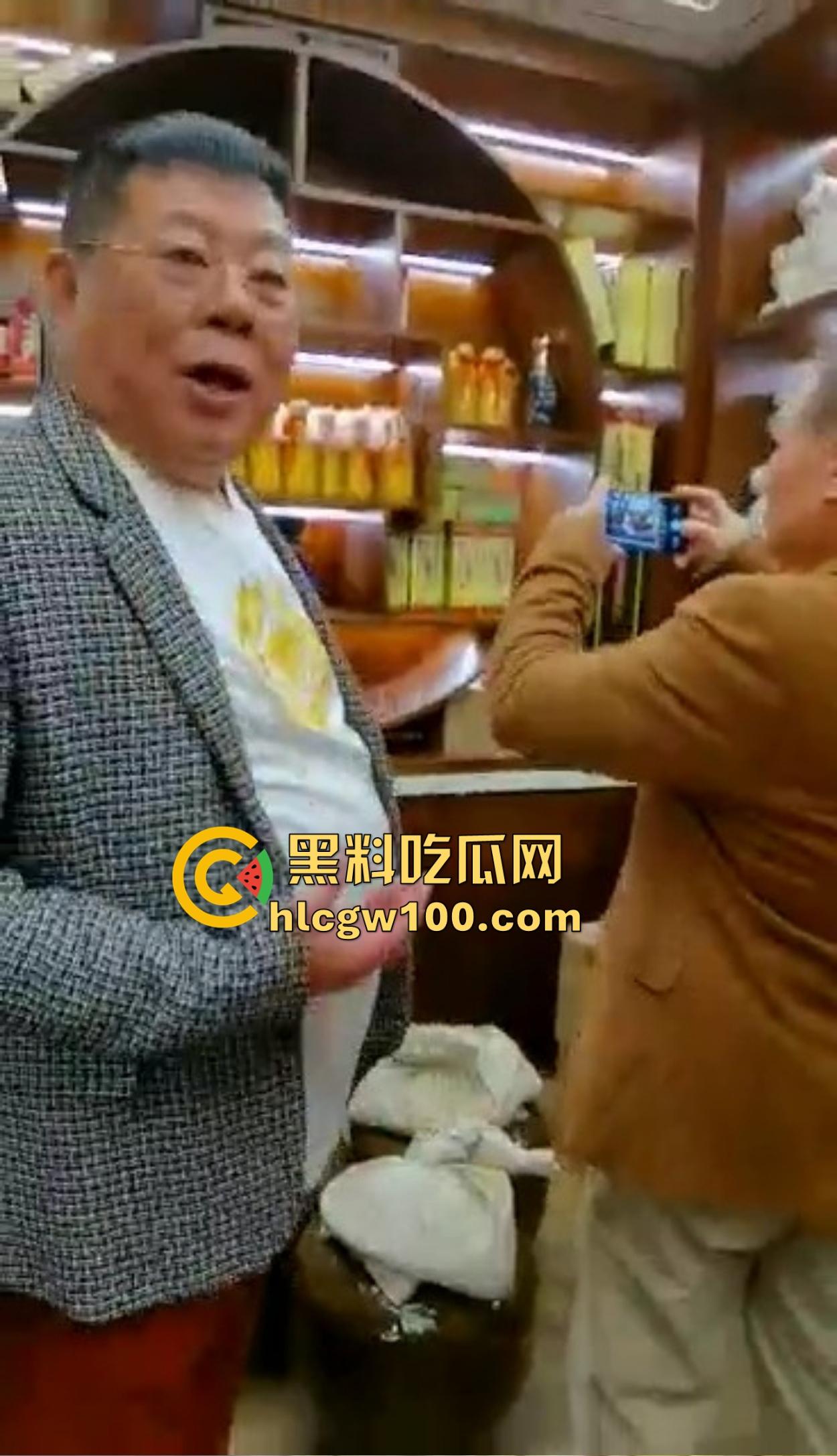 海南政协常委『张泰超』五妻生活奢华曝光,26岁小老婆豪宅震撼人心 一面墙的茅台20万马桶 大老婆还能怎么壕? 第16张 海南政协常委『张泰超』五妻生活奢华曝光,26岁小老婆豪宅震撼人心 一面墙的茅台20万马桶 大老婆还能怎么壕? 第16张