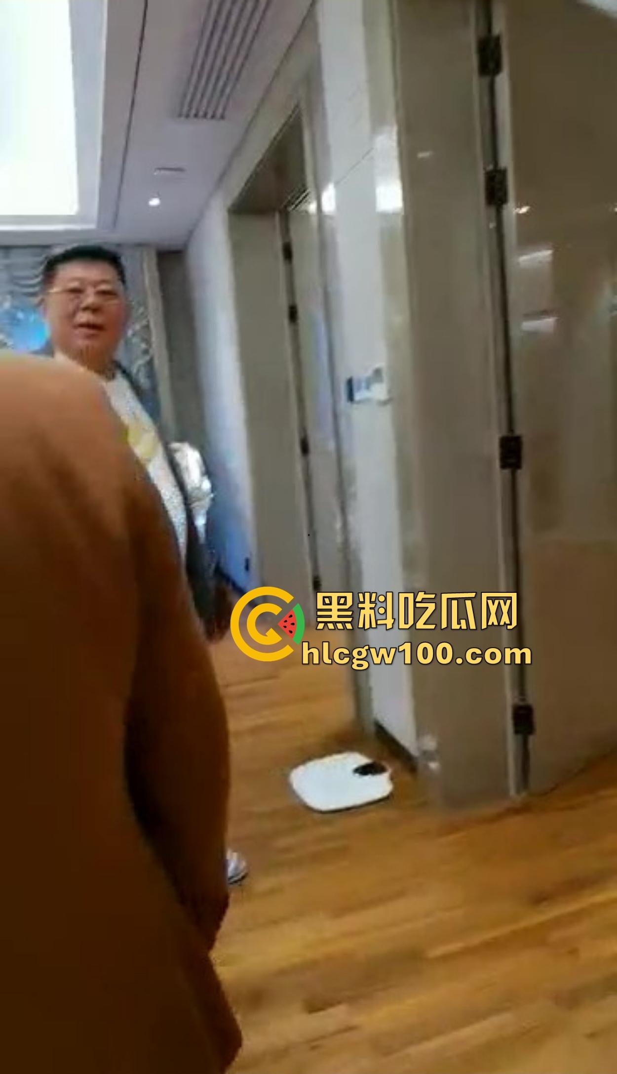 海南政协常委『张泰超』五妻生活奢华曝光,26岁小老婆豪宅震撼人心 一面墙的茅台20万马桶 大老婆还能怎么壕? 第19张 海南政协常委『张泰超』五妻生活奢华曝光,26岁小老婆豪宅震撼人心 一面墙的茅台20万马桶 大老婆还能怎么壕? 第19张