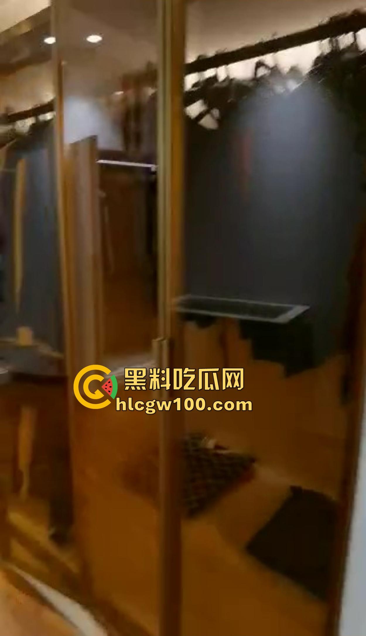 海南政协常委『张泰超』五妻生活奢华曝光,26岁小老婆豪宅震撼人心 一面墙的茅台20万马桶 大老婆还能怎么壕? 第20张 海南政协常委『张泰超』五妻生活奢华曝光,26岁小老婆豪宅震撼人心 一面墙的茅台20万马桶 大老婆还能怎么壕? 第20张