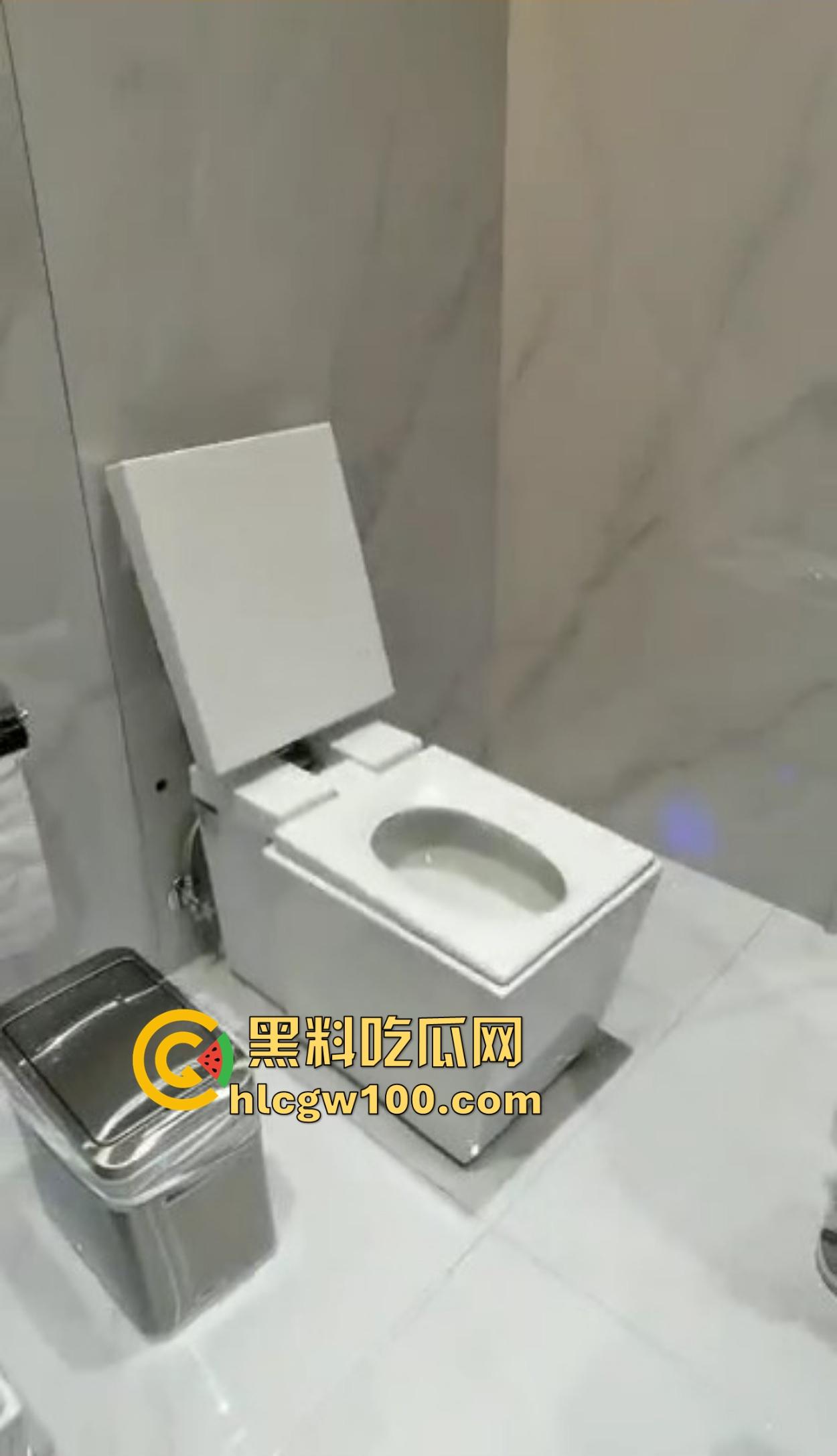 海南政协常委『张泰超』五妻生活奢华曝光,26岁小老婆豪宅震撼人心 一面墙的茅台20万马桶 大老婆还能怎么壕? 第23张 海南政协常委『张泰超』五妻生活奢华曝光,26岁小老婆豪宅震撼人心 一面墙的茅台20万马桶 大老婆还能怎么壕? 第23张