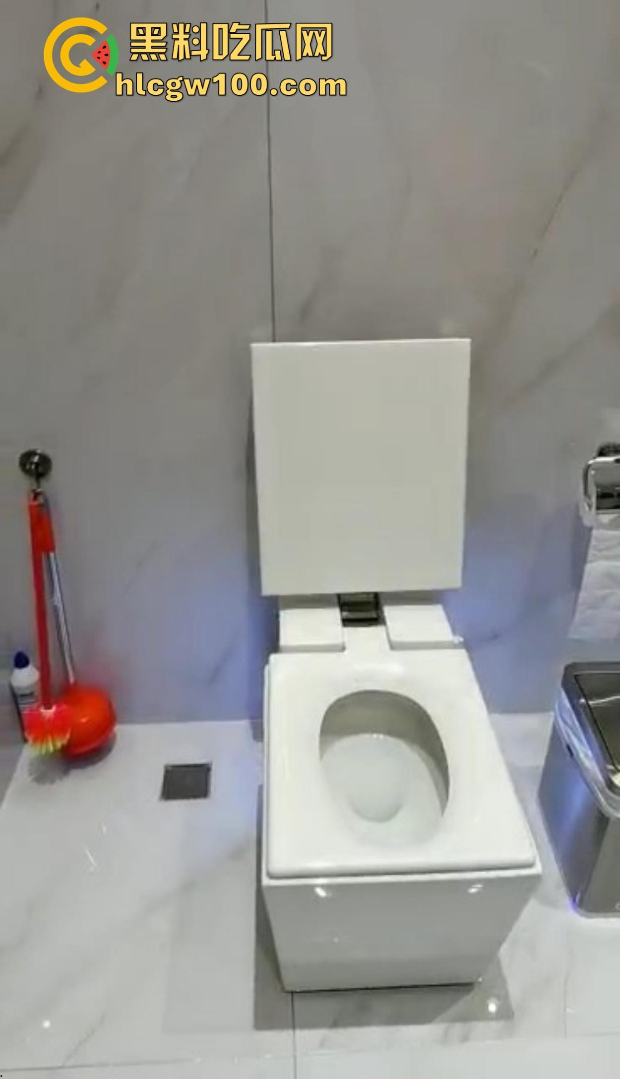 海南政协常委『张泰超』五妻生活奢华曝光,26岁小老婆豪宅震撼人心 一面墙的茅台20万马桶 大老婆还能怎么壕? 第24张 海南政协常委『张泰超』五妻生活奢华曝光,26岁小老婆豪宅震撼人心 一面墙的茅台20万马桶 大老婆还能怎么壕? 第24张