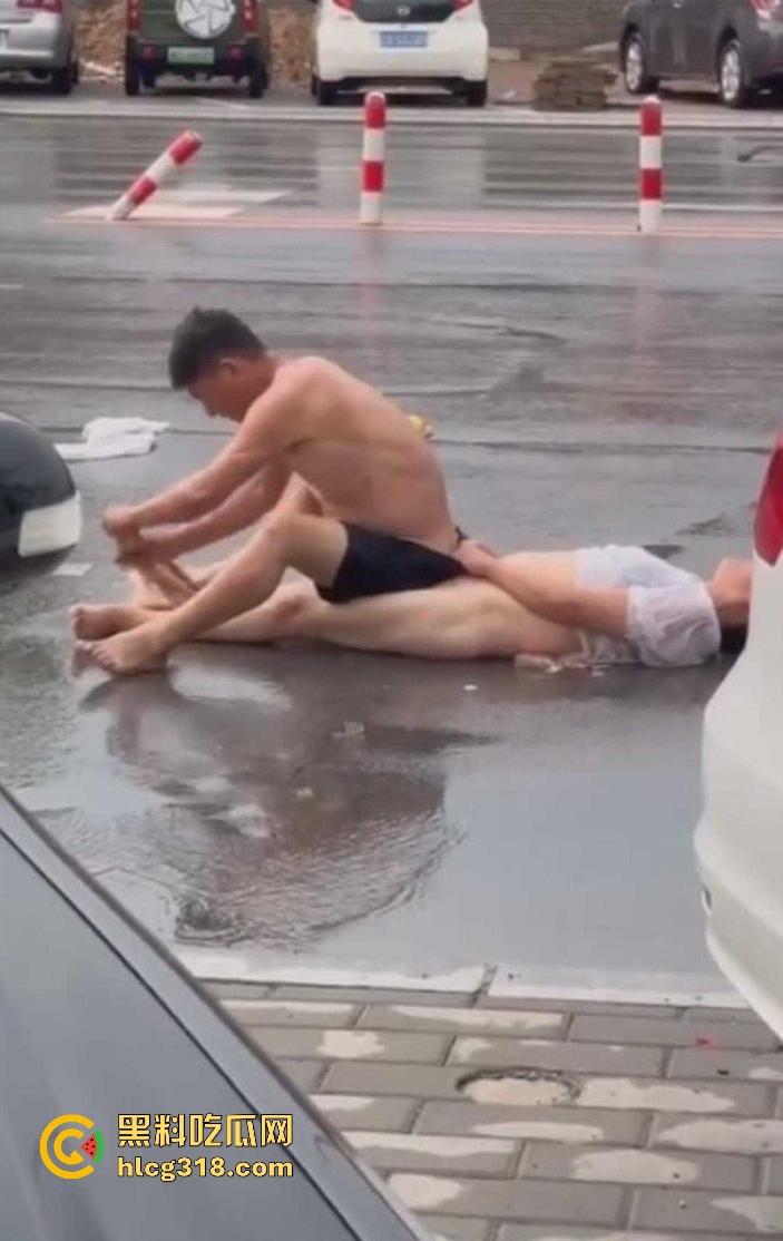 奇葩夫妻当街吵架,女方吵输了当街躺下耍赖,边吵还边脱衣服,真不把别人当外人啊! 第1张 奇葩夫妻当街吵架,女方吵输了当街躺下耍赖,边吵还边脱衣服,真不把别人当外人啊! 第1张