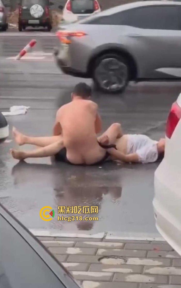 奇葩夫妻当街吵架,女方吵输了当街躺下耍赖,边吵还边脱衣服,真不把别人当外人啊! 第2张 奇葩夫妻当街吵架,女方吵输了当街躺下耍赖,边吵还边脱衣服,真不把别人当外人啊! 第2张