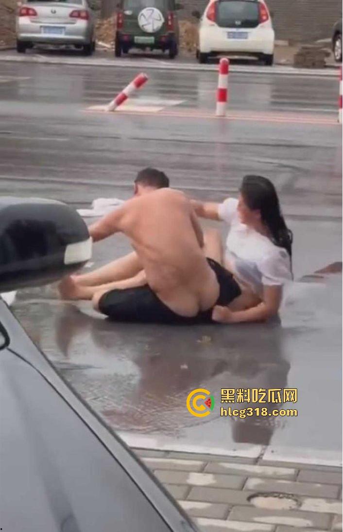 奇葩夫妻当街吵架,女方吵输了当街躺下耍赖,边吵还边脱衣服,真不把别人当外人啊! 第3张 奇葩夫妻当街吵架,女方吵输了当街躺下耍赖,边吵还边脱衣服,真不把别人当外人啊! 第3张