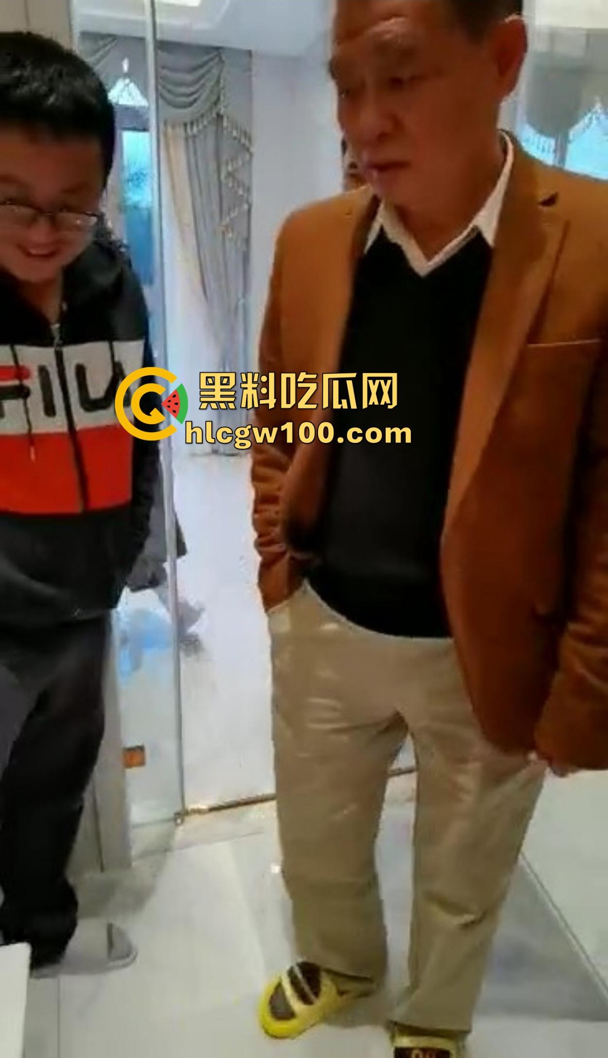 海南政协常委『张泰超』五妻生活奢华曝光,26岁小老婆豪宅震撼人心 一面墙的茅台20万马桶 大老婆还能怎么壕? 第27张 海南政协常委『张泰超』五妻生活奢华曝光,26岁小老婆豪宅震撼人心 一面墙的茅台20万马桶 大老婆还能怎么壕? 第27张