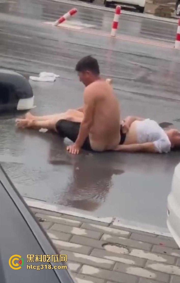 奇葩夫妻当街吵架,女方吵输了当街躺下耍赖,边吵还边脱衣服,真不把别人当外人啊! 第4张 奇葩夫妻当街吵架,女方吵输了当街躺下耍赖,边吵还边脱衣服,真不把别人当外人啊! 第4张