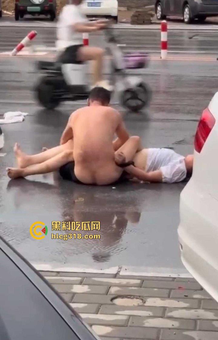 奇葩夫妻当街吵架,女方吵输了当街躺下耍赖,边吵还边脱衣服,真不把别人当外人啊! 第5张 奇葩夫妻当街吵架,女方吵输了当街躺下耍赖,边吵还边脱衣服,真不把别人当外人啊! 第5张