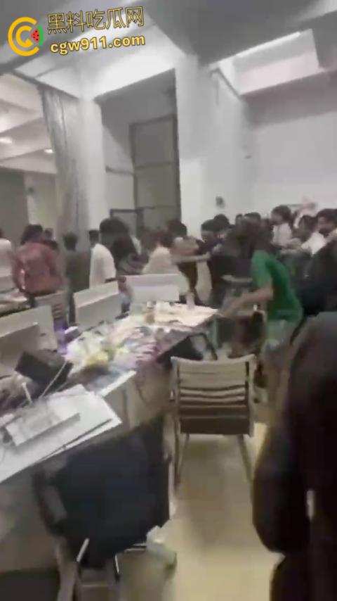 柬埔寨西港中国城凯博园区,印度人和巴基斯坦人聚众闹事,甚至出现打砸行为,惊动警察宪兵出动进行制止。 第2张 柬埔寨西港中国城凯博园区,印度人和巴基斯坦人聚众闹事,甚至出现打砸行为,惊动警察宪兵出动进行制止。 第2张