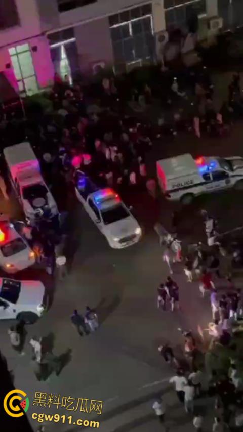 柬埔寨西港中国城凯博园区,印度人和巴基斯坦人聚众闹事,甚至出现打砸行为,惊动警察宪兵出动进行制止。 第3张 柬埔寨西港中国城凯博园区,印度人和巴基斯坦人聚众闹事,甚至出现打砸行为,惊动警察宪兵出动进行制止。 第3张