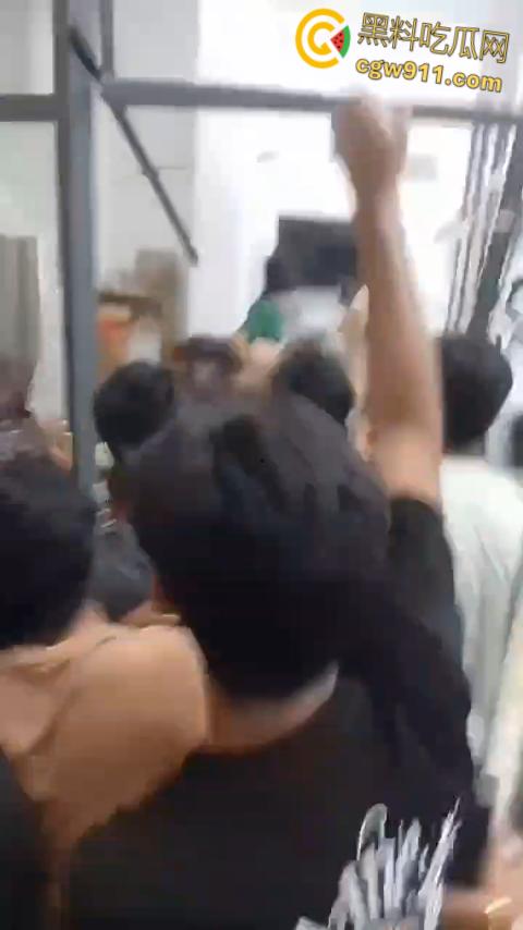 柬埔寨西港中国城凯博园区,印度人和巴基斯坦人聚众闹事,甚至出现打砸行为,惊动警察宪兵出动进行制止。 第4张 柬埔寨西港中国城凯博园区,印度人和巴基斯坦人聚众闹事,甚至出现打砸行为,惊动警察宪兵出动进行制止。 第4张