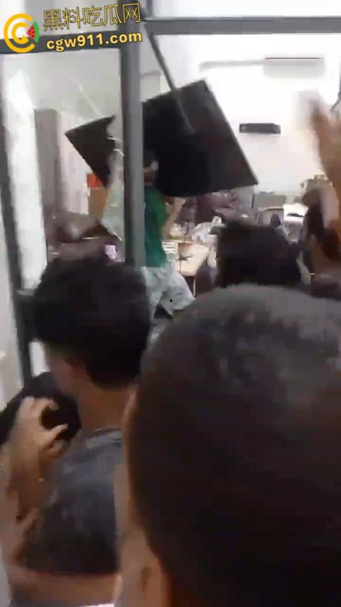 柬埔寨西港中国城凯博园区,印度人和巴基斯坦人聚众闹事,甚至出现打砸行为,惊动警察宪兵出动进行制止。 第5张 柬埔寨西港中国城凯博园区,印度人和巴基斯坦人聚众闹事,甚至出现打砸行为,惊动警察宪兵出动进行制止。 第5张