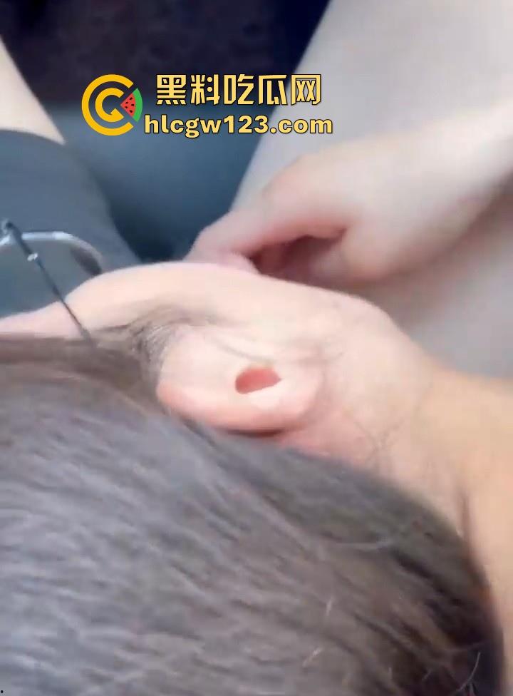 兄弟的眼镜女友 在车上激情口交 一边开车一边吃屌 停车后主动上位骑乘 偷情的感觉真刺激！  第4张