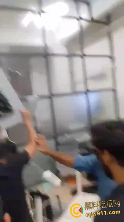 柬埔寨西港中国城凯博园区,印度人和巴基斯坦人聚众闹事,甚至出现打砸行为,惊动警察宪兵出动进行制止。 第6张 柬埔寨西港中国城凯博园区,印度人和巴基斯坦人聚众闹事,甚至出现打砸行为,惊动警察宪兵出动进行制止。 第6张