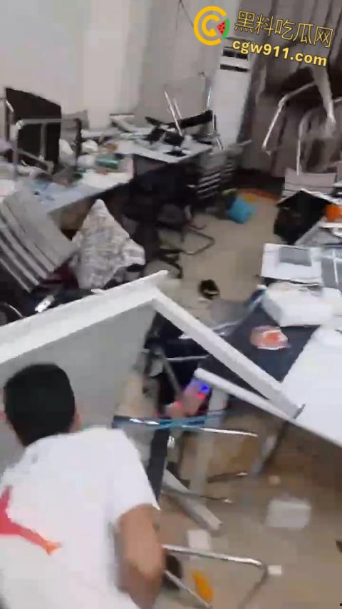 柬埔寨西港中国城凯博园区,印度人和巴基斯坦人聚众闹事,甚至出现打砸行为,惊动警察宪兵出动进行制止。 第7张 柬埔寨西港中国城凯博园区,印度人和巴基斯坦人聚众闹事,甚至出现打砸行为,惊动警察宪兵出动进行制止。 第7张