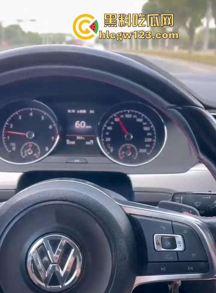 兄弟的眼镜女友 在车上激情口交 一边开车一边吃屌 停车后主动上位骑乘 偷情的感觉真刺激！  第8张