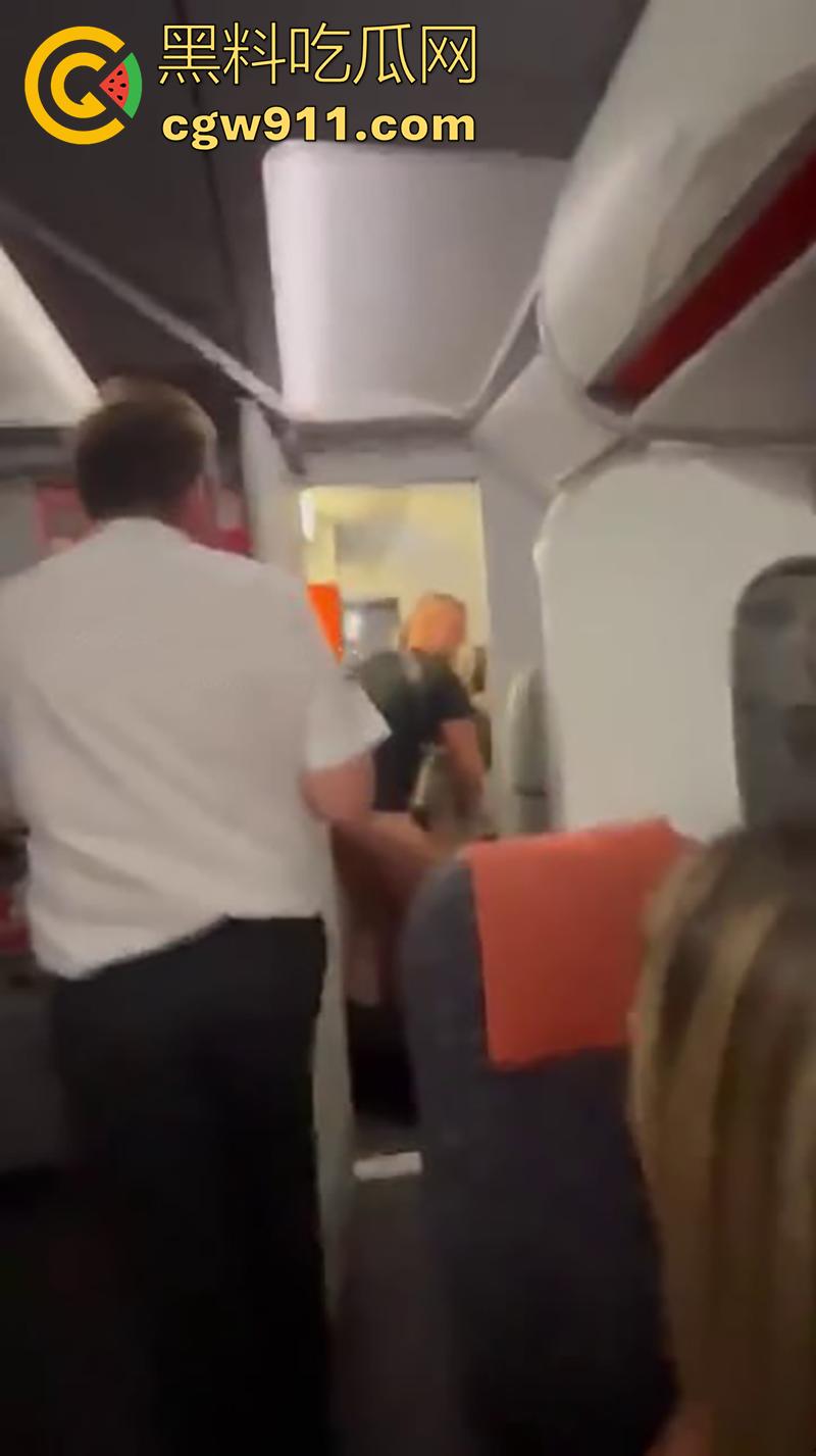 飞机厕所门高空性爱,老外情侣厕所激战,门户大开当众做爱,被拍下后在抖音被疯传,女主身材也太赞了! 第5张 飞机厕所门高空性爱,老外情侣厕所激战,门户大开当众做爱,被拍下后在抖音被疯传,女主身材也太赞了! 第5张