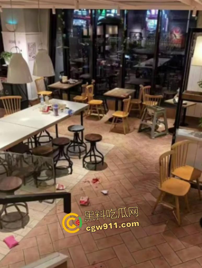 福建泉州永嘉天地KFC惊爆报复社会,刀仔狂魔无故持刀追砍捅刺路人,现场血肉横飞多人倒地哀嚎! 第1张 福建泉州永嘉天地KFC惊爆报复社会,刀仔狂魔无故持刀追砍捅刺路人,现场血肉横飞多人倒地哀嚎! 第1张