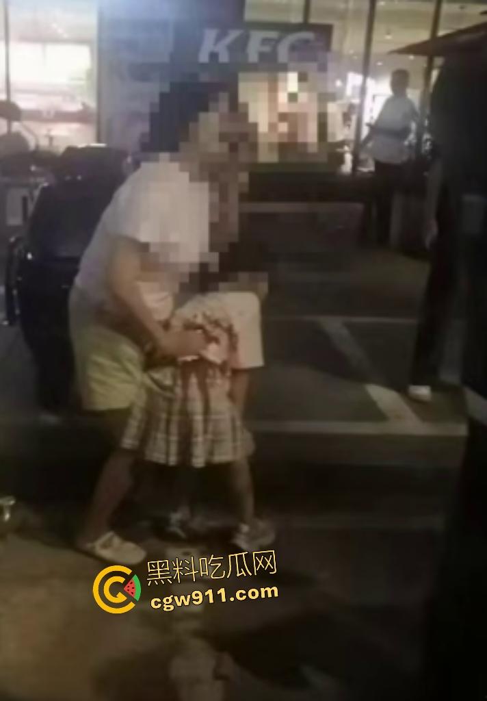 福建泉州永嘉天地KFC惊爆报复社会,刀仔狂魔无故持刀追砍捅刺路人,现场血肉横飞多人倒地哀嚎! 第2张 福建泉州永嘉天地KFC惊爆报复社会,刀仔狂魔无故持刀追砍捅刺路人,现场血肉横飞多人倒地哀嚎! 第2张