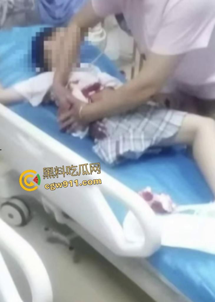 福建泉州永嘉天地KFC惊爆报复社会,刀仔狂魔无故持刀追砍捅刺路人,现场血肉横飞多人倒地哀嚎! 第3张 福建泉州永嘉天地KFC惊爆报复社会,刀仔狂魔无故持刀追砍捅刺路人,现场血肉横飞多人倒地哀嚎! 第3张