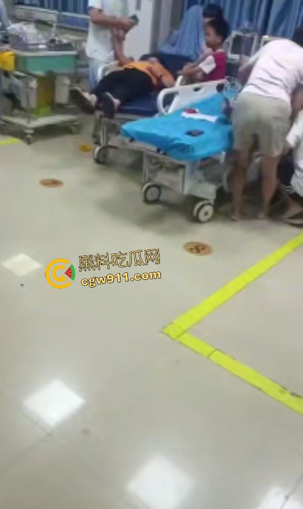 福建泉州永嘉天地KFC惊爆报复社会,刀仔狂魔无故持刀追砍捅刺路人,现场血肉横飞多人倒地哀嚎! 第4张 福建泉州永嘉天地KFC惊爆报复社会,刀仔狂魔无故持刀追砍捅刺路人,现场血肉横飞多人倒地哀嚎! 第4张