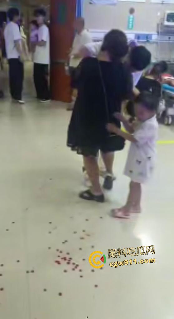 福建泉州永嘉天地KFC惊爆报复社会,刀仔狂魔无故持刀追砍捅刺路人,现场血肉横飞多人倒地哀嚎! 第5张 福建泉州永嘉天地KFC惊爆报复社会,刀仔狂魔无故持刀追砍捅刺路人,现场血肉横飞多人倒地哀嚎! 第5张