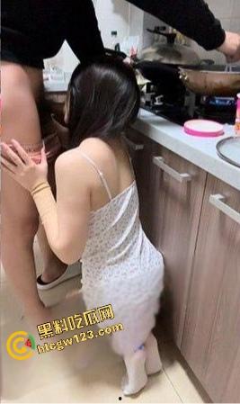 海角乱伦大神 爱吃雪糕啊 亲哥哥半夜帮我煮面吃 我蹲着吃他下面鸡巴! 第16张 海角乱伦大神 爱吃雪糕啊 亲哥哥半夜帮我煮面吃 我蹲着吃他下面鸡巴! 第16张