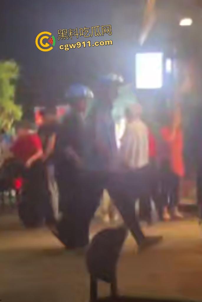 福建泉州永嘉天地KFC惊爆报复社会,刀仔狂魔无故持刀追砍捅刺路人,现场血肉横飞多人倒地哀嚎! 第6张 福建泉州永嘉天地KFC惊爆报复社会,刀仔狂魔无故持刀追砍捅刺路人,现场血肉横飞多人倒地哀嚎! 第6张