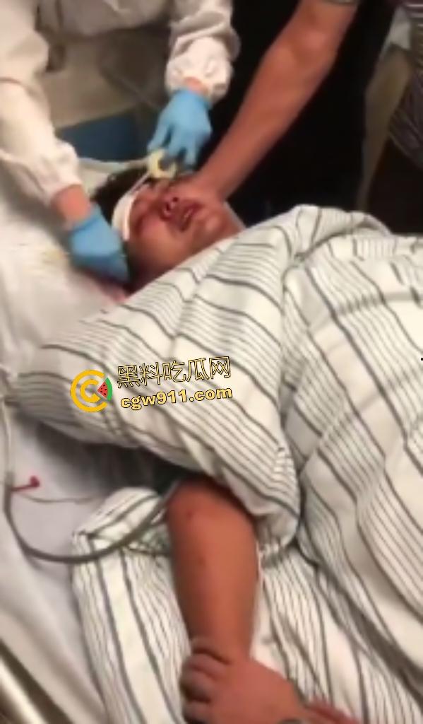 福建泉州永嘉天地KFC惊爆报复社会,刀仔狂魔无故持刀追砍捅刺路人,现场血肉横飞多人倒地哀嚎! 第8张 福建泉州永嘉天地KFC惊爆报复社会,刀仔狂魔无故持刀追砍捅刺路人,现场血肉横飞多人倒地哀嚎! 第8张