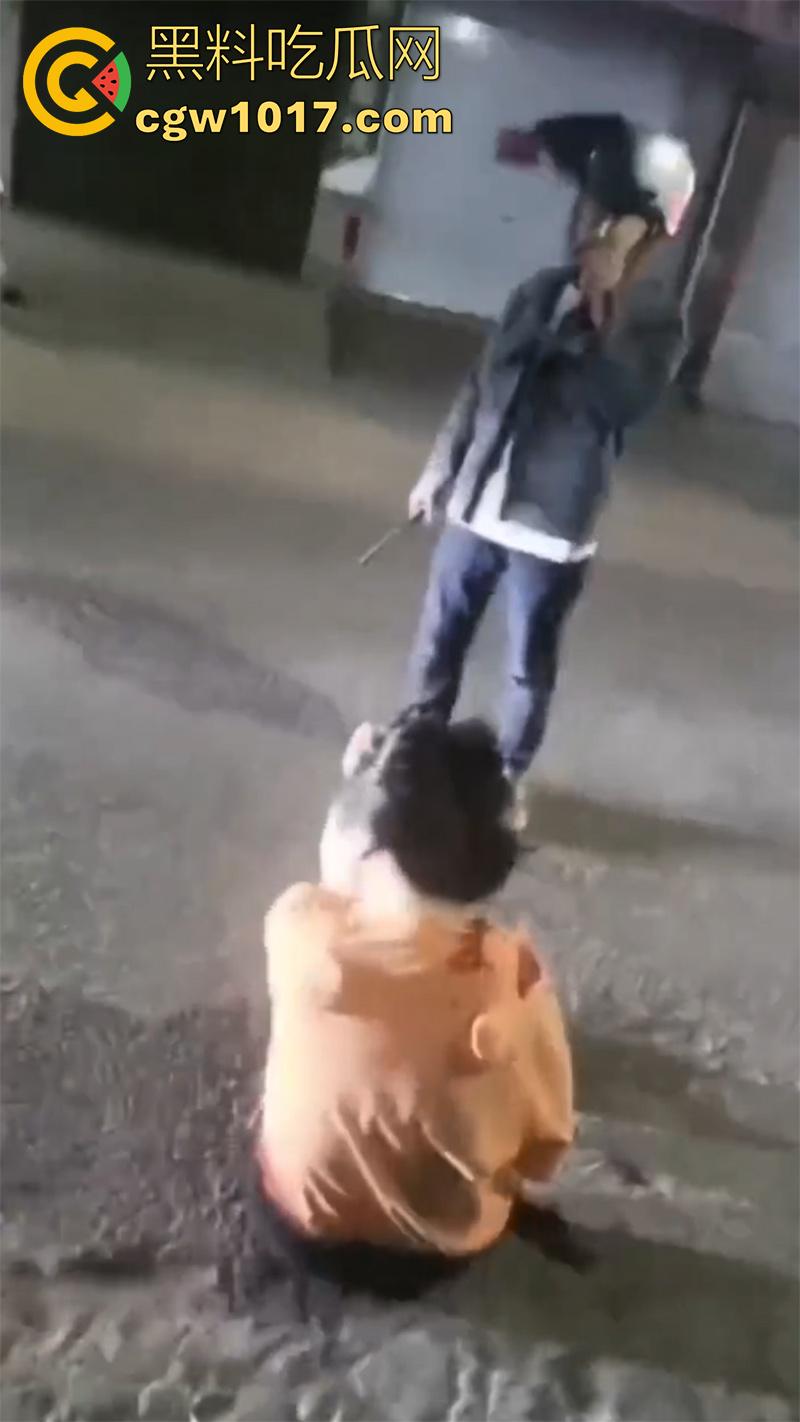 玩别人老婆的代价,男子发现老婆出轨,直接拿出杀猪刀,当街手刃情夫,渣男直接被砍死,老婆也浑身是伤! 第1张 玩别人老婆的代价,男子发现老婆出轨,直接拿出杀猪刀,当街手刃情夫,渣男直接被砍死,老婆也浑身是伤! 第1张