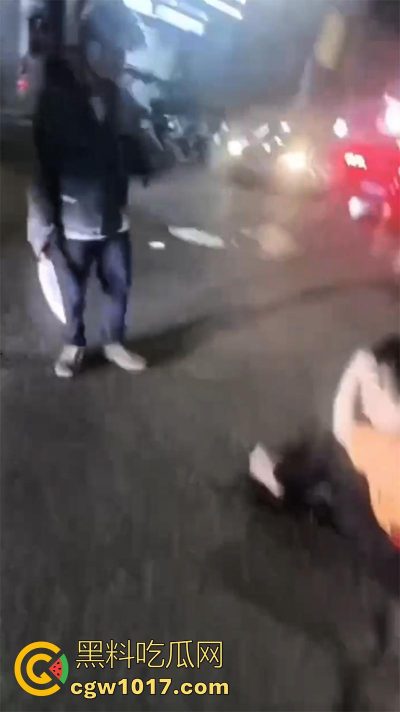 玩别人老婆的代价,男子发现老婆出轨,直接拿出杀猪刀,当街手刃情夫,渣男直接被砍死,老婆也浑身是伤! 第2张 玩别人老婆的代价,男子发现老婆出轨,直接拿出杀猪刀,当街手刃情夫,渣男直接被砍死,老婆也浑身是伤! 第2张