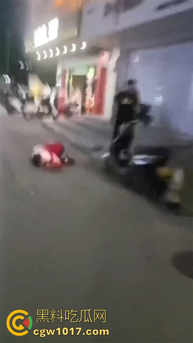 玩别人老婆的代价,男子发现老婆出轨,直接拿出杀猪刀,当街手刃情夫,渣男直接被砍死,老婆也浑身是伤! 第3张 玩别人老婆的代价,男子发现老婆出轨,直接拿出杀猪刀,当街手刃情夫,渣男直接被砍死,老婆也浑身是伤! 第3张